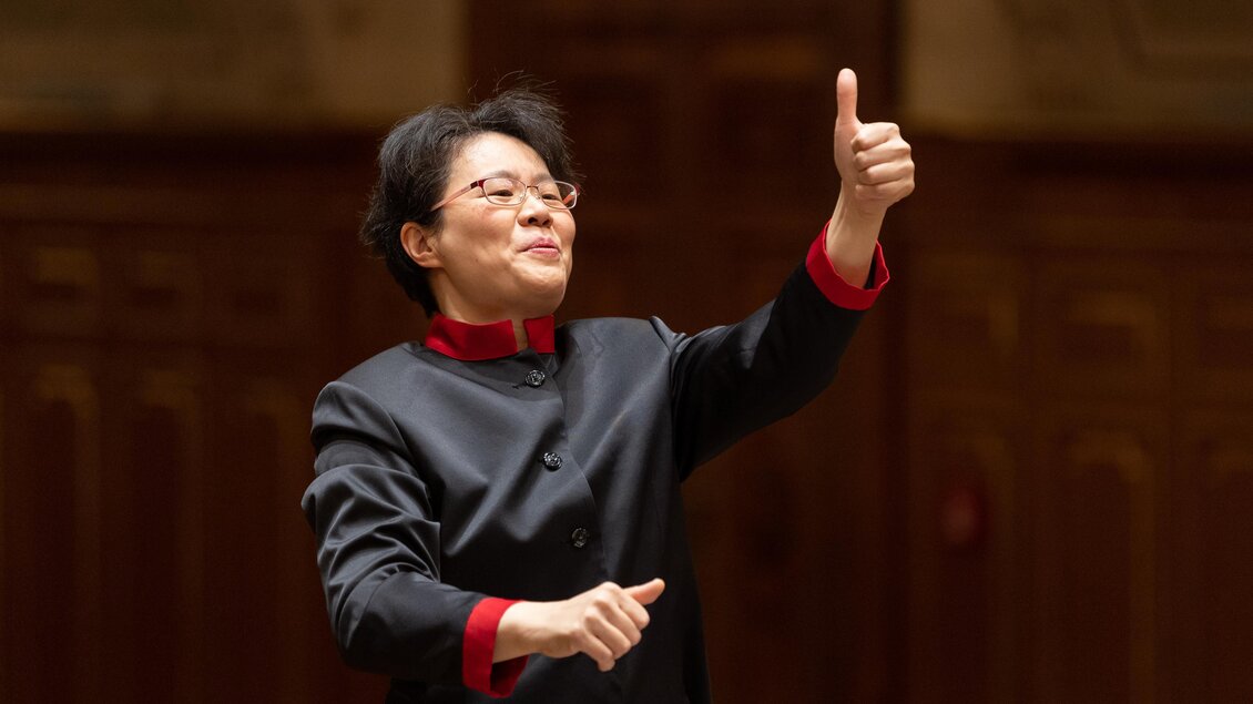 Die Dirigentin Mei-Ann Chen leitet mit Begeisterung und Hingabe das Orchester Receation im Stefaniensaal in Graz.  | © Nikola Milatovic