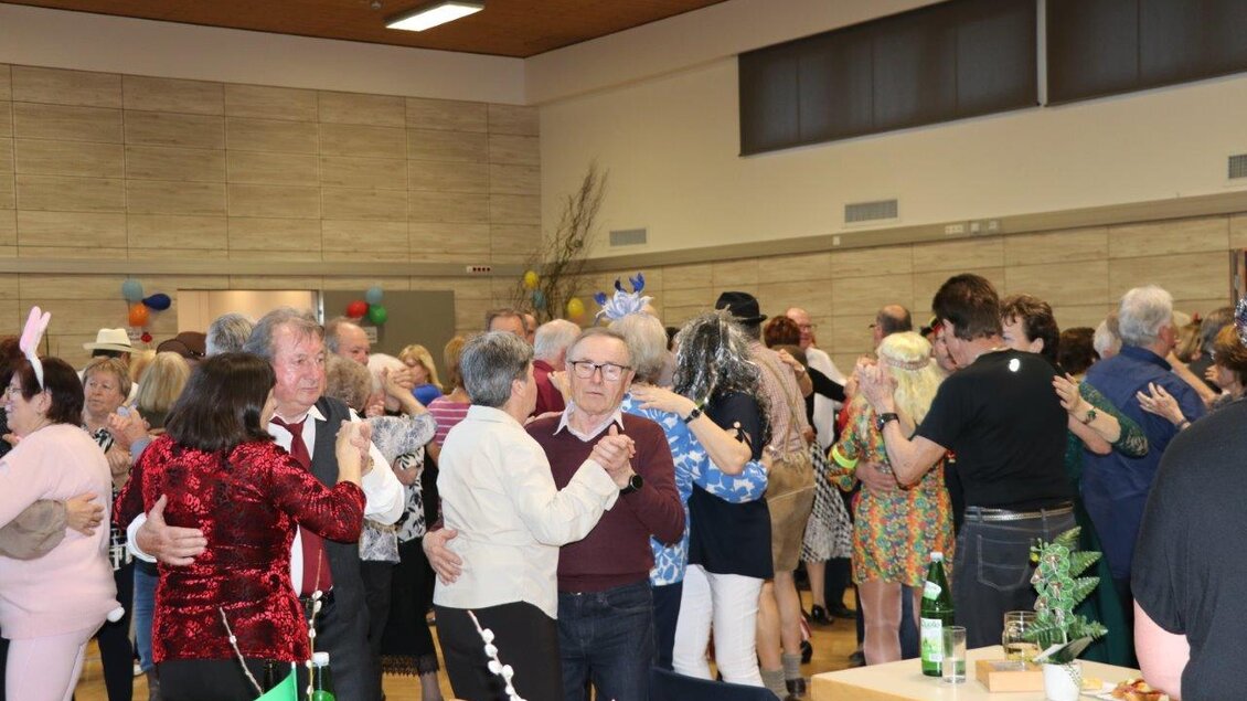 Eine fröhliche Tanzveranstaltung mit vielen Menschen in einem festlich dekorierten Raum. Die Teilnehmer tanzen und genießen die Feierlichkeiten. | © Seniorenbund Bad Blumau