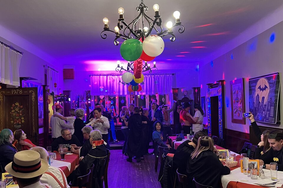 Ein lebhaftes Restaurant mit bunten Luftballons und festlicher Beleuchtung. Viele Gäste genießen die Feier und unterhalten sich bei einem Tisch. | © Gesangverein Fehring
