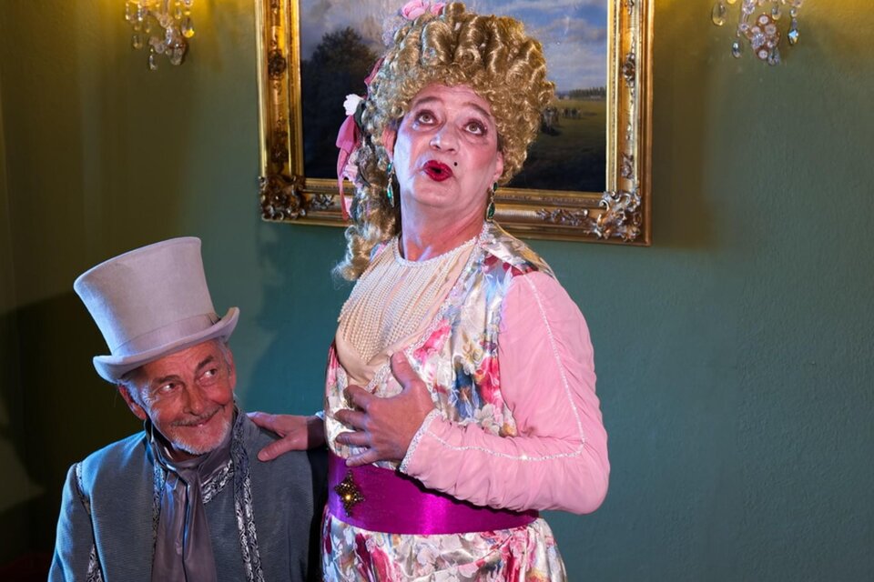 Zwei Darsteller in barocker Kleidung auf der Bühne bei den Schlossfestspielen Piber. | © Theater Absolut-Gerhard Winkler