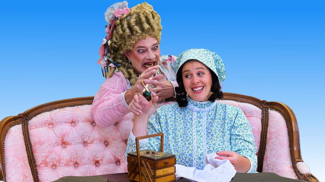 Zwei Darsteller in historischen Kostümen bei Theaterszene auf rosa Sofa im Schloss Piber. | © Theater Absolut-Gerhard Winkler