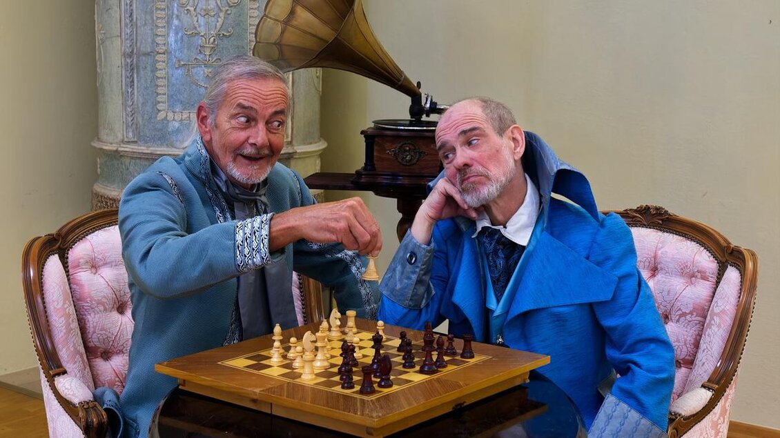 Zwei Männer in barocken Kostümen beim Schachspiel auf Schloss Piber. | © Theater Absolut-Gerhard Winkler