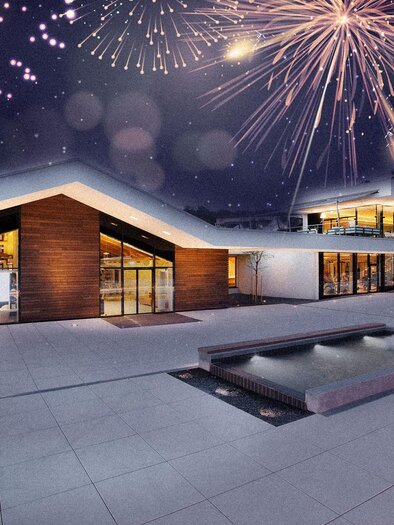 Ein modernes Gebäude bei Nacht mit einer beeindruckenden Architektur. Feuerwerkskörper erleuchten den Himmel darüber. | © (c)Heilthermen Resort Bad Waltersdorf