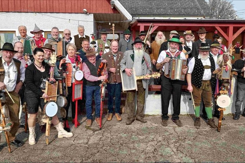 Gruppe von Musikern mit Teufelsgeigen beim Treffen im Babenberghof in Graz. | © Erwald Kraxner