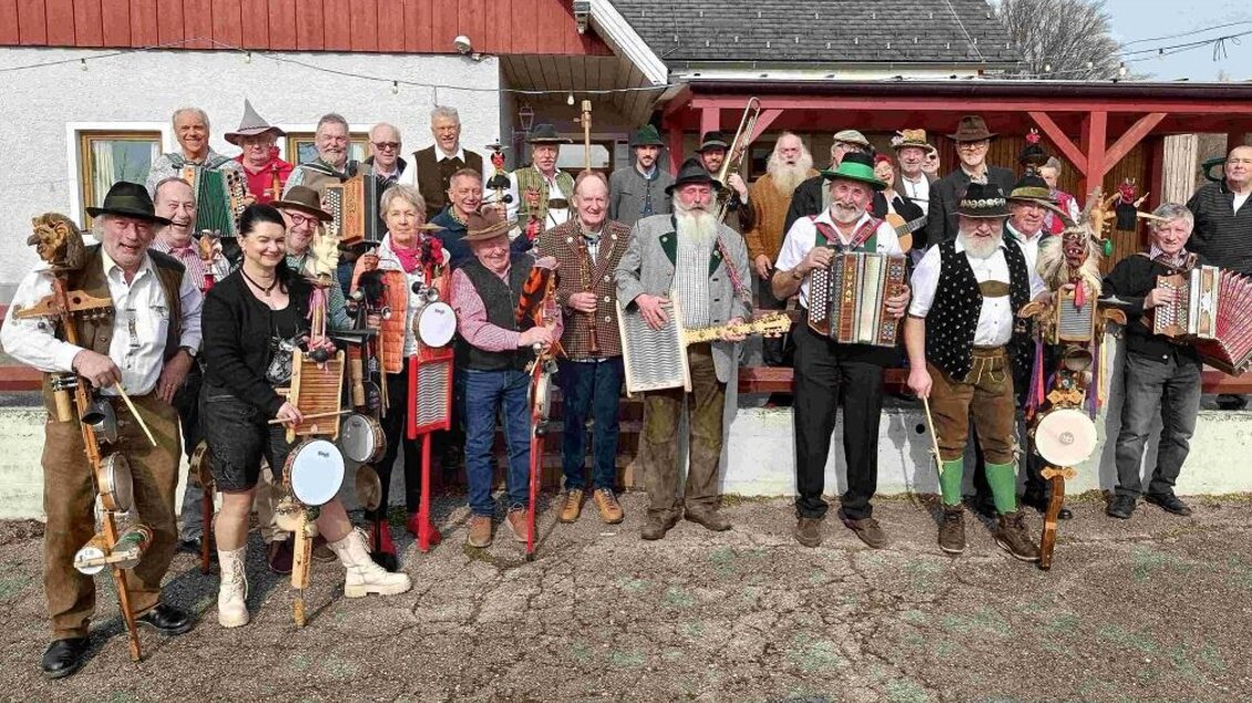 Gruppe von Musikern mit Teufelsgeigen beim Treffen im Babenberghof in Graz. | © Erwald Kraxner