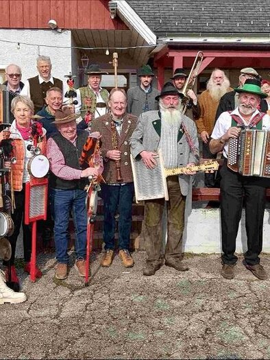 Gruppe von Musikern mit Teufelsgeigen beim Treffen im Babenberghof in Graz. | © Erwald Kraxner