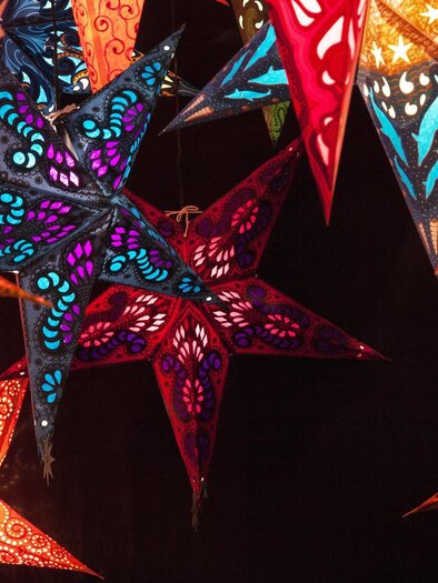 Colorful paper stars hang decoratively together. They shine in various colors and patterns. | © pixabay.com