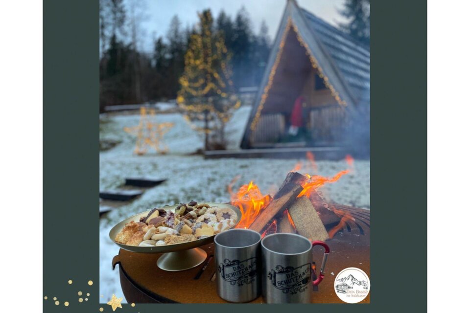 Eine festliche Szenenansicht eines beleuchteten Weihnachtsdorfes mit verschiedenen kleinen Häusern. Die Umgebung ist mit Kunstschnee dekoriert, was eine gemütliche Stimmung erzeugt. | © Das Schutzhaus