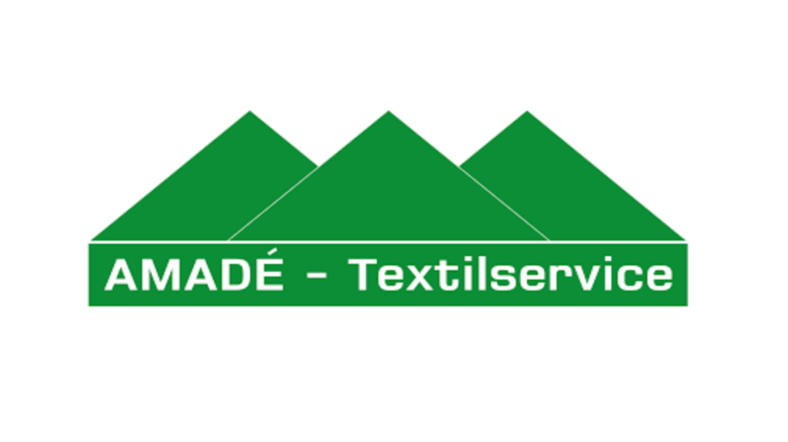Ein Logo von AMADÉ - Textilservice. Es zeigt drei grüne Berge und den Firmennamen in Weiß. | © Amadé Textilservice GmbH