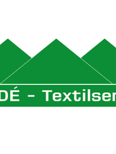 A logo of AMADÉ - Textile Service. It features three green mountains and the company name in white. | © Amadé Textilservice GmbH