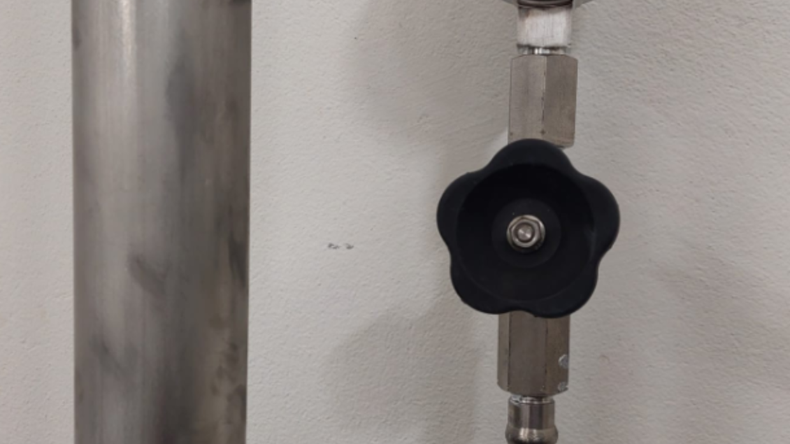 Ein Druckmesser aus Edelstahl mit einer Skala bis 10 bar. Die Anzeige ist deutlich ablesbar und zeigt den aktuellen Druck an. | © Amadé Textilservice GmbH