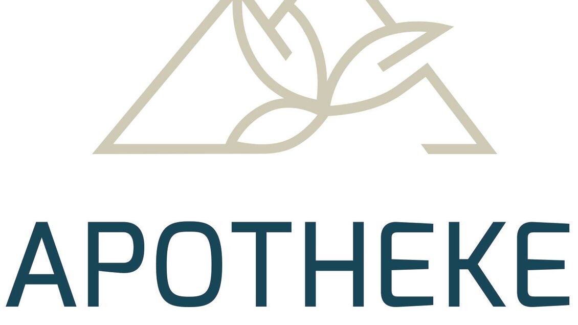 Ein Logo der Apotheke Planai West. Es zeigt stilisierte Berge und Blätter in sanften Farben. | © Apotheke Planai West KG