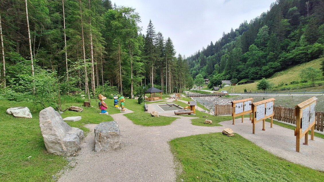Ein schöner Park mit vielen Bäumen und Wanderwegen. Auf dem Bild sind spielende Kinder und verschiedene Lernstationen zu sehen. | © Nadine Schrempf