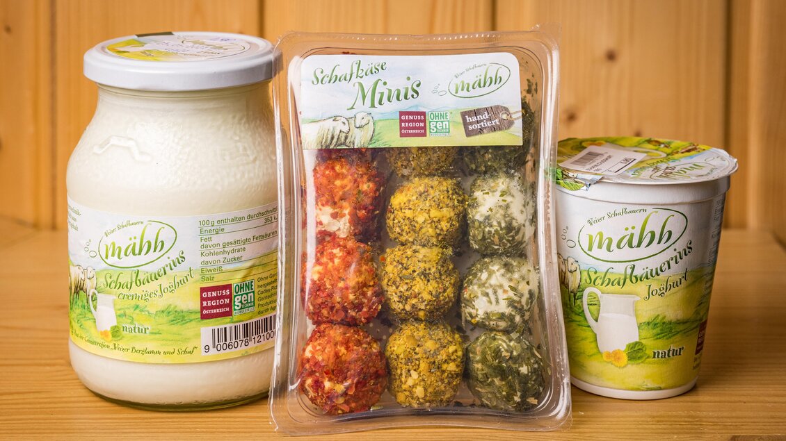 Ein Glas mit Sahne und zwei Becher mit verschiedenen Käsevariationen. Die Verpackungen sind bunt und ansprechend gestaltet. | © Bauernladen Gröbming