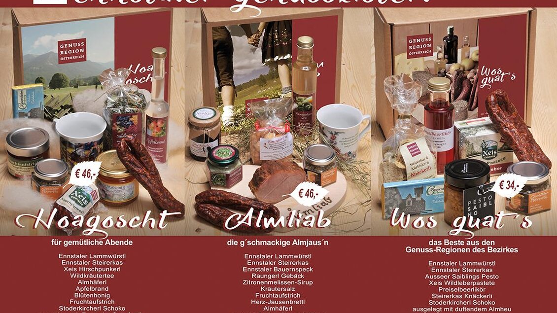 Eine Präsentation von regionalen Genusskörben mit verschiedenen Produkten. Die Körbe enthalten lokale Delikatessen, Öle und Getränke für gesellige Abende. | © Marianne Ritzinger 