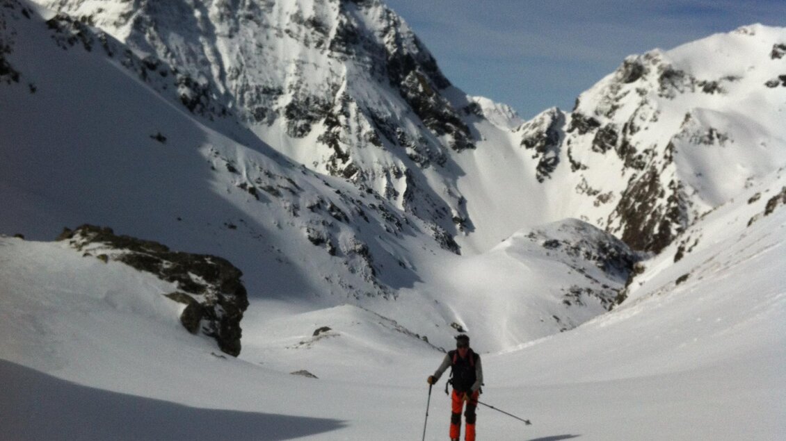 Ein Skifahrer steht in einer schneebedeckten Berglandschaft. Die majestätischen Berge sind im Hintergrund sichtbar. | © Monte-Krah