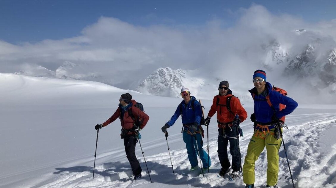 Eine Gruppe von vier Bergsteigern wandert durch den Schnee in den Bergen. Der Himmel ist klar und die Umgebung ist mit weißem Schnee bedeckt. | © Peter Perhab