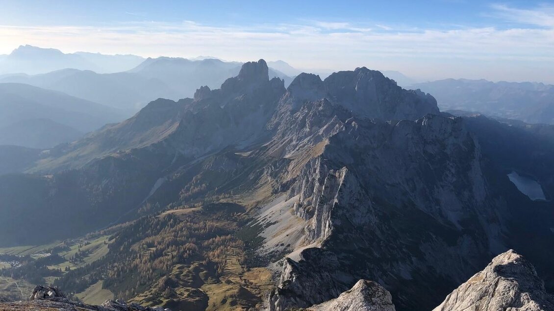 Eine beeindruckende Berglandschaft mit schroffen Gipfeln und sanften Tälern. Die Aussicht zeigt eine ruhige natürliche Szenerie und leicht bewölkten Himmel. | © Martin Huber