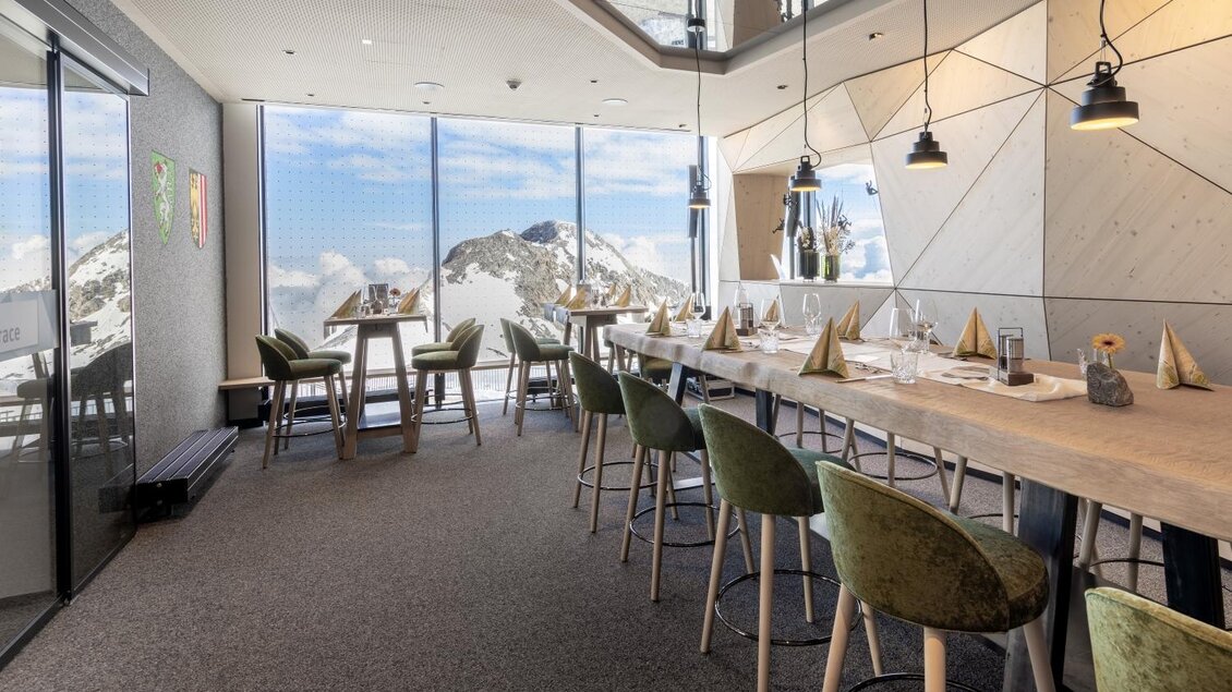 Ein elegantes Restaurant mit großen Fenstern und einem atemberaubenden Blick auf die Berge. Die Einrichtung ist modern und einladend. | © Harald Steiner