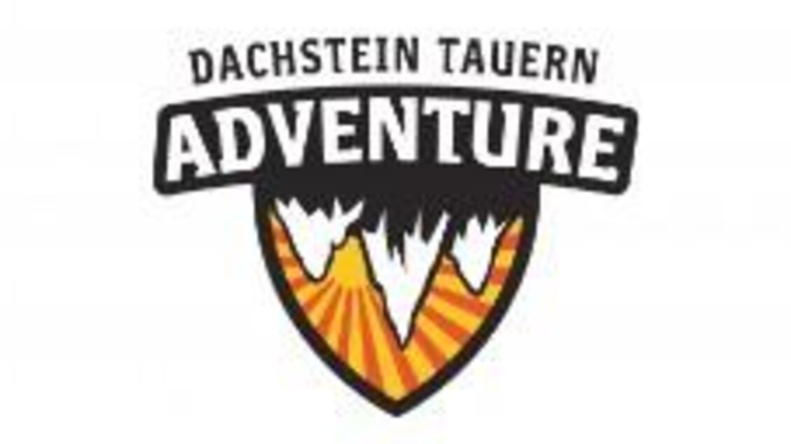 Ein Logo mit dem Schriftzug "Dachstein Tauern Adventure". Es zeigt eine stilisierte Berglandschaft mit einem orangefarbenen Hintergrund.