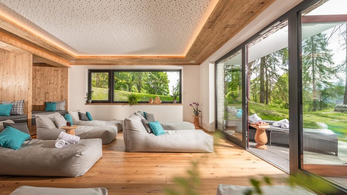 Ein modernes Entspannungszimmer mit gemütlichen Sitzsäcken und großen Fenstern. Der Blick ins Grüne schafft eine ruhige Atmosphäre. | © Rösslhof