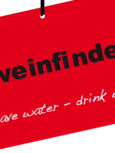 Ein rotes Schild mit der Aufschrift "der weinfinder". Darunter steht "save water - drink wine" in weißer Schrift. | © Der Weinfinder