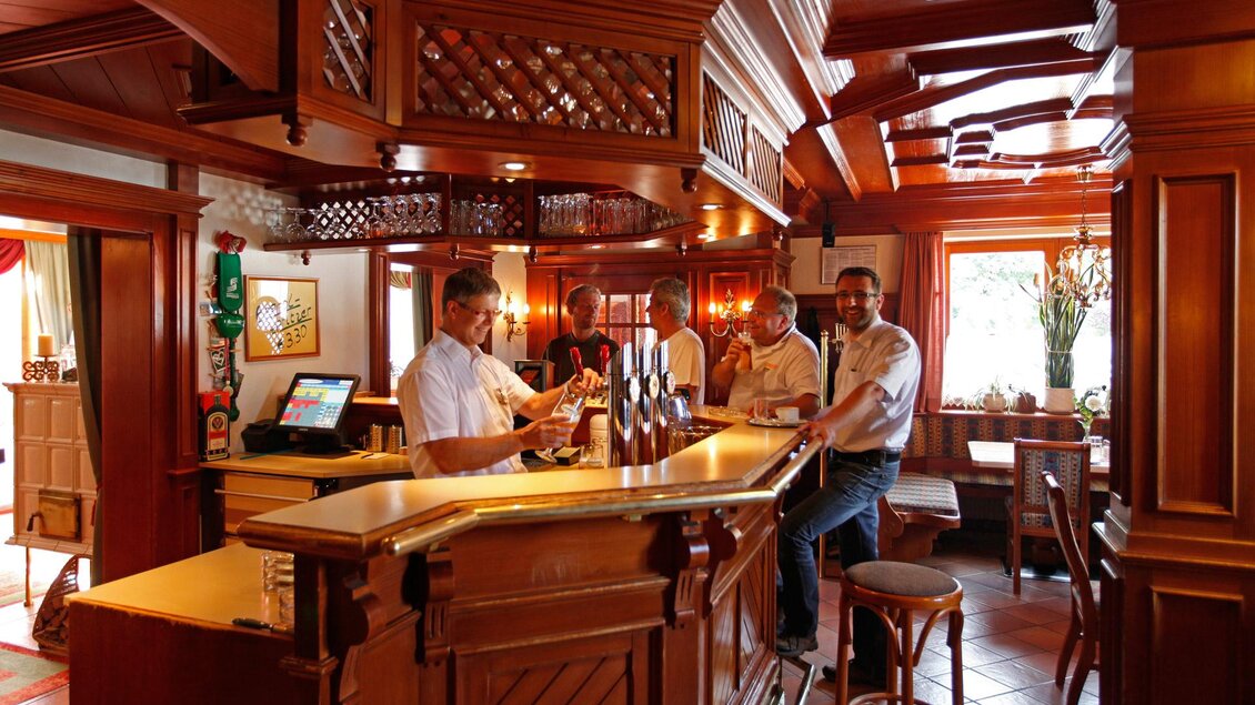 Eine gemütliche Bar mit warmem Holzinterieur und engagierten Barkeepern. Die Atmosphäre ist einladend und freundlich. | © Dorf Café
