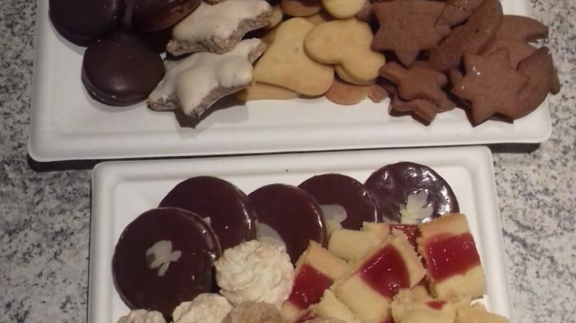 Verschiedene Mehlspeisen sind auf einem weißen Pappteller präsentiert. | © Gerti Eder