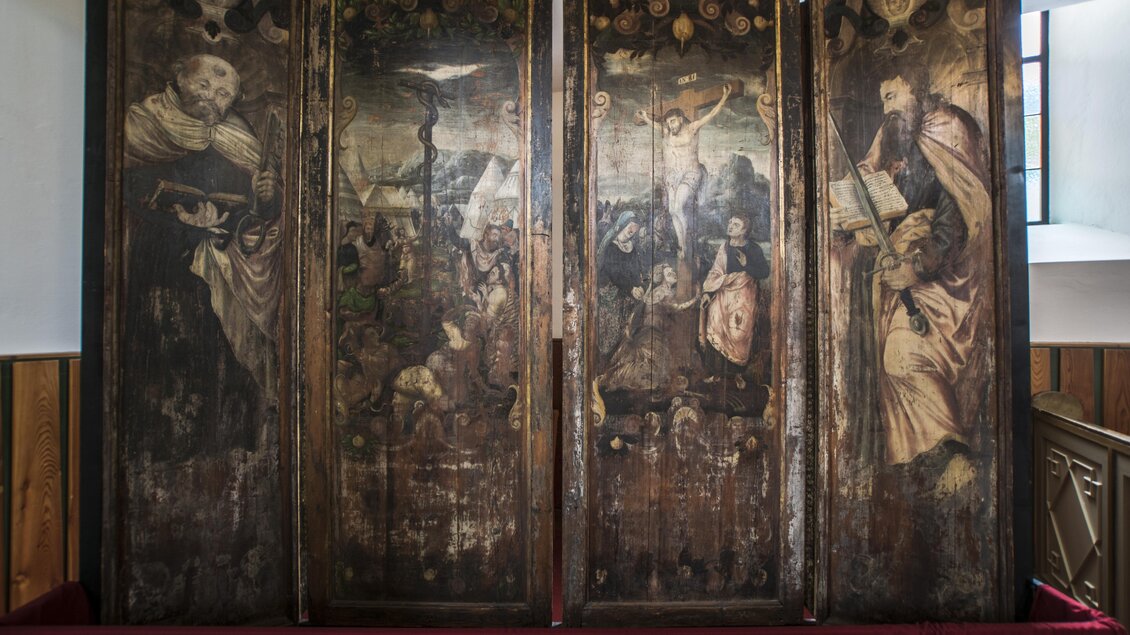 Ein historischer Altarflügel mit religiösen Szenen und Figuren. Die Farben sind verblasst und die Malerei zeigt eine interessante Kombination aus heiligen Darstellungen. | © Gerhard Pilz
