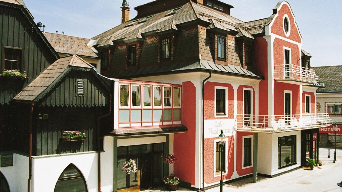 Ein charmantes Gebäude mit einer Mischung aus roten und schwarzen Fassaden. Die Architektur ist verspielt und einladend. | © Hotel Spanberger 