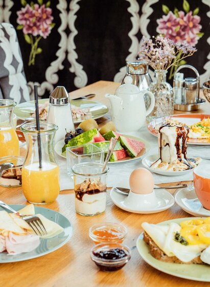 Frühstückstisch voll mit Leckereien | Stefan Trocha Photography | © Stefan Trocha