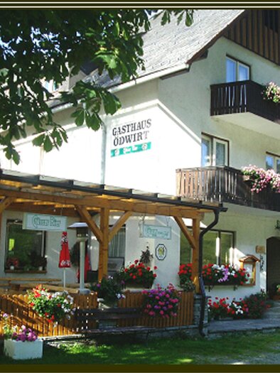 A charming inn with balconies adorned with colorful flowers. The entrance area is welcoming and offers a friendly atmosphere. | © Gasthof Ödwirt