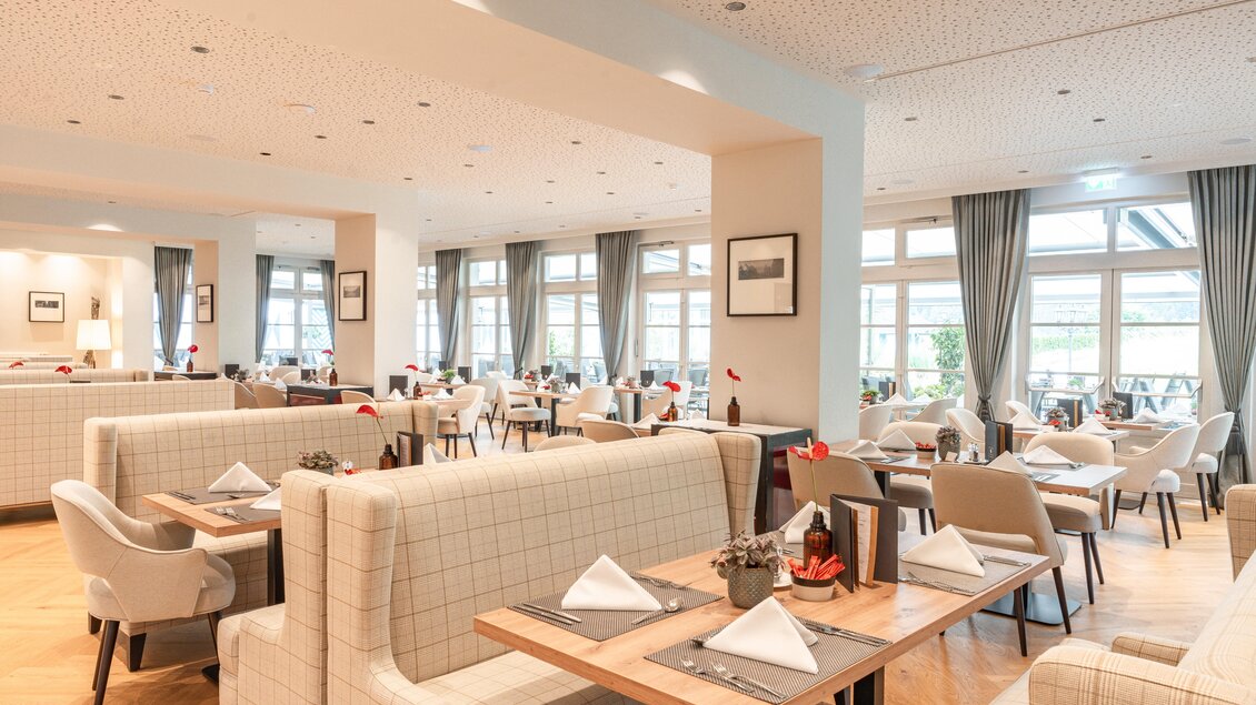 Ein modernes Restaurant mit hellen Farben und gemütlichen Sitzen. Große Fenster sorgen für viel Licht und eine angenehme Atmosphäre. | © Thomas Sattler