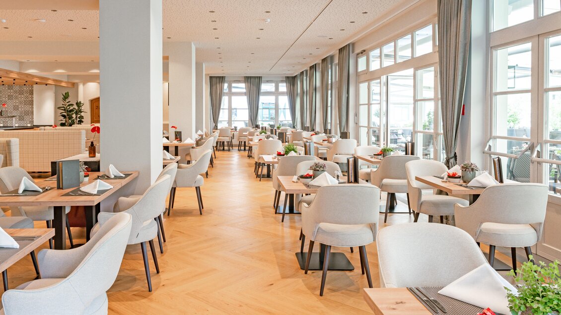 Ein modernes Restaurant mit hellen, eleganten Möbeln und großen Fenstern. Die Atmosphäre ist einladend und freundlich. | © Thomas Sattler