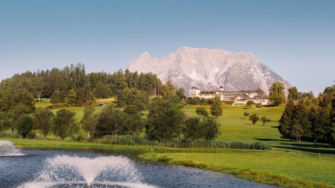 Eine malerische Landschaft mit einem klaren See und einem Berg im Hintergrund. Die Umgebung ist grün und friedlich, ideal für Naturfreunde. | © Art in action