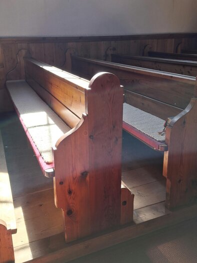 Rosenkranzkirche Stein an der Enns | Bänke | © Beate Koller