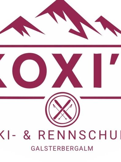 Ein Logo der Ski- und Rennschule Koxi's mit Bergen im Hintergrund. Der Text beinhaltet den Namen der Schule und den Standort Galsterbergalm. | © Logo