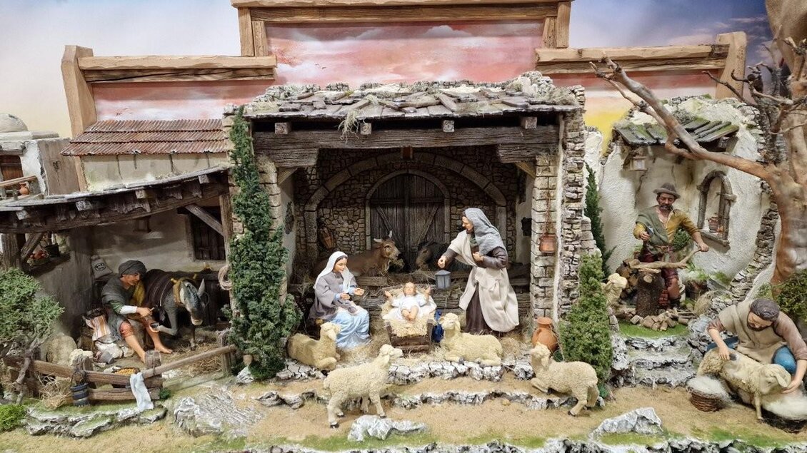 Eine detailreiche Krippe mit Figuren, die die Geburt Jesu darstellen. Im Hintergrund sind Tiere und eine ländliche Umgebung zu sehen. | © Gerald Gerhardter