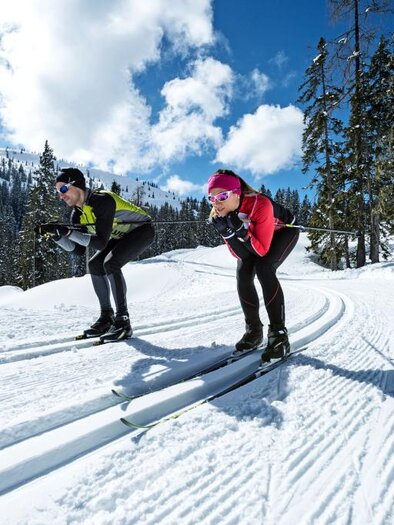 Zwei Langläufer auf der Loipe in Hocke.  | © Langlaufschule fit & fun