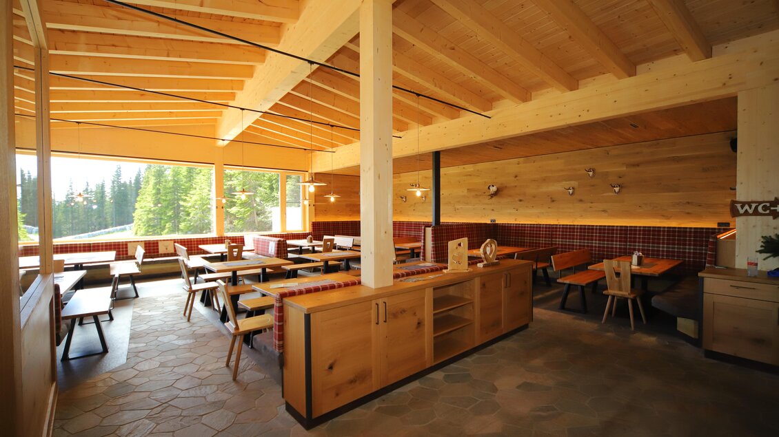 Ein helles, modernes Restaurant mit Holzinterieur und großen Fenstern. Es gibt große Tische und Bänke, die zu einer angenehmen Atmosphäre einladen. | © Gerald Petter