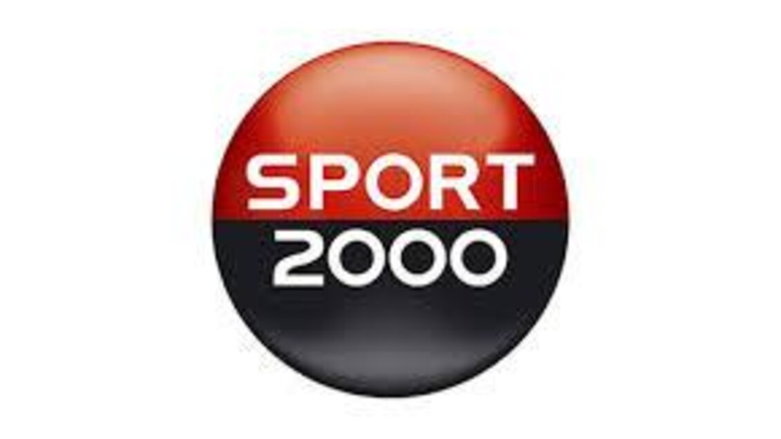 Ein Logo von Sport 2000 in den Farben Rot und Schwarz. Es zeigt den Schriftzug "SPORT 2000" in einer modernen Schriftart. | © Mandl Sport 2000 