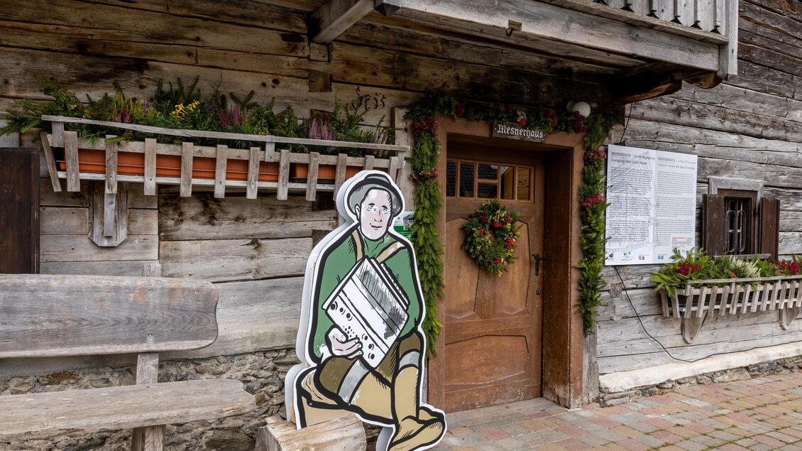 Eingang mit Skulptur Mesnerhaus St. Nikolai | © Harald Steiner