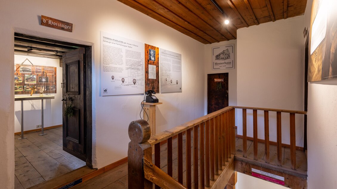 Vorhaus mit Stiege Mesnerhaus St. Nikolai | © Harald Steiner