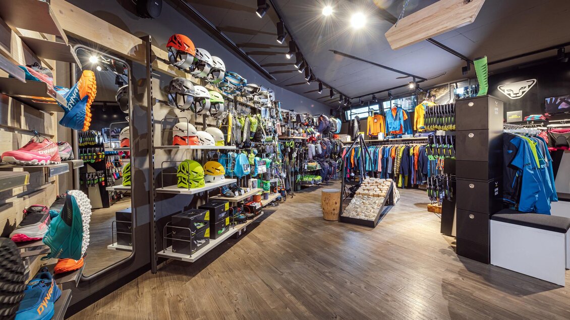 Ein gut sortierter Sportladen mit einer Vielzahl von Sportartikeln, darunter Schuhe, Helme und Bekleidung. Die Regale sind ordentlich und laden zum Stöbern ein. | © Mountain Shop Schladming