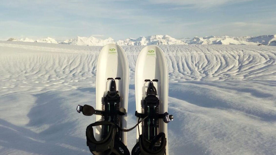 Schneeschuhe stehen im Schnee vor einer beeindruckenden Berglandschaft. Der Himmel ist klar und die Umgebung ist von unberührtem Schnee bedeckt. | © Thomas Humer