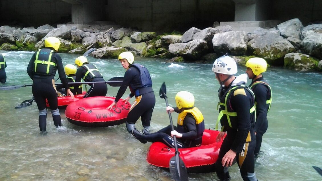 Menschen mit Schlauchbooten, die gerade auf dem Weg ins Wasser sind  | © Thomas Humer