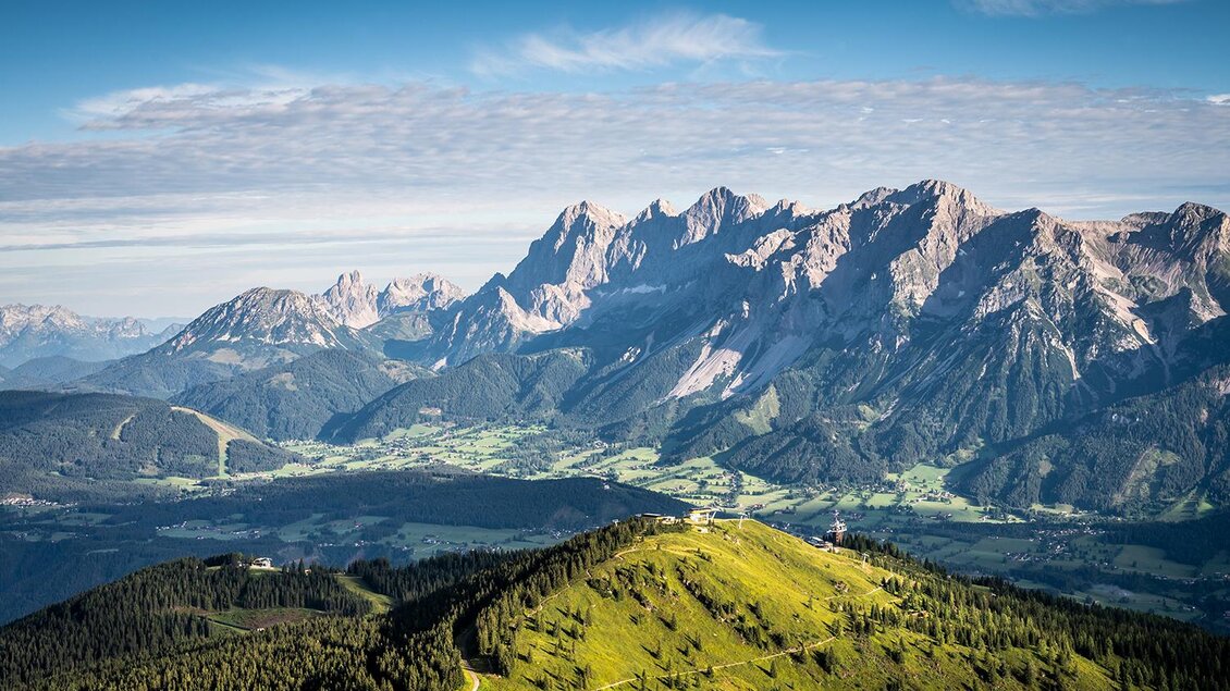 Wunderschöne Berglandschaft mit majestätischen Gipfeln und grünen Hügeln. Der klare Himmel ergänzt die beeindruckende Aussicht. | © Josh Absenger