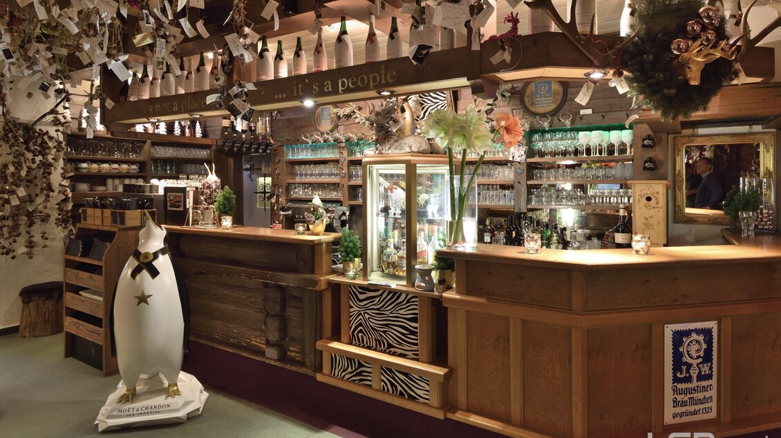 Ein moderner Barbereich mit einem Pinguin im Vordergrund  | © ©www.lsd.co.at