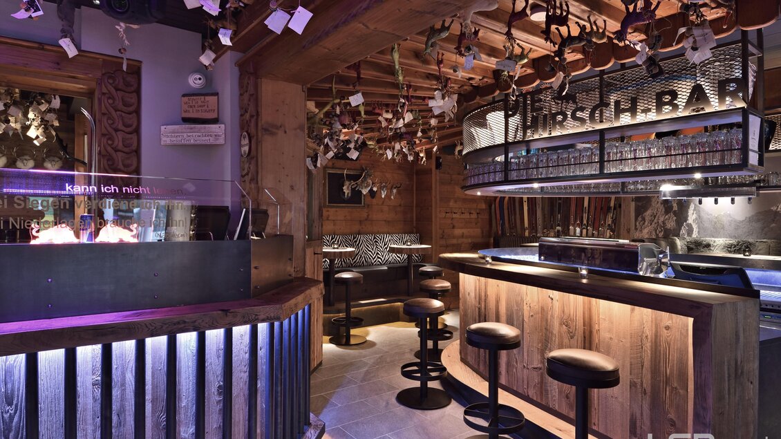 Barbereich mit moderner violetten Beleuchtung | © ©www.lsd.co.at