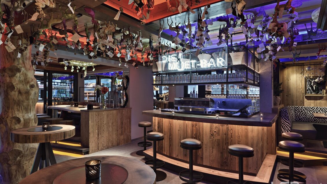 Barbereich mit Hirsche die von der Decke hängen  | © ©www.lsd.co.at